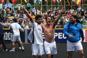 Η Super League ΟΠΑΠ αγκαλιάζει την Εθνική Ομάδα Αστέγων2