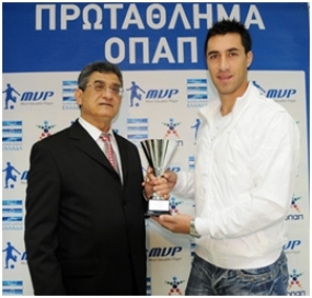 Βράβευση Εμάνουελ Περόνε MVP ΟΠΑΠ 17ης αγωνιστικής1